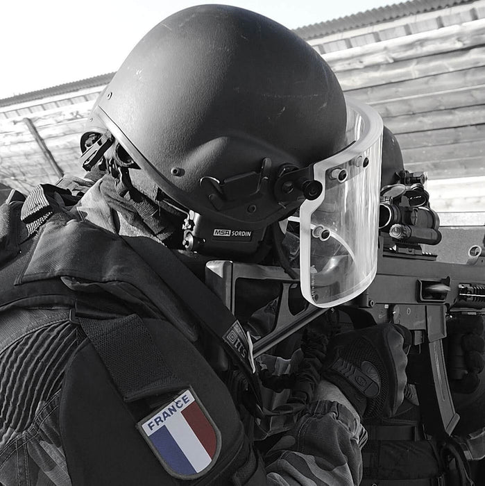 Casque Anti Bruit Éléctronique Militaire sur un policier