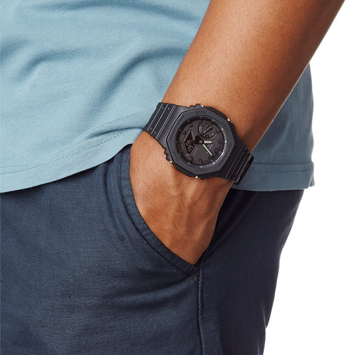 Montre Militaire Noir qur un poignet