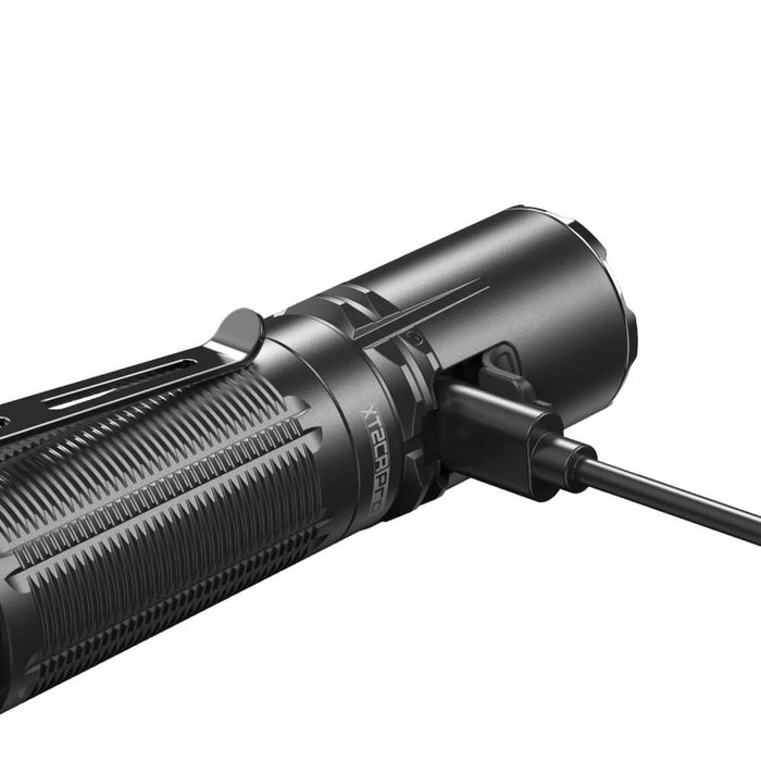 zoom sur le cable de rechargement de la Lampe Tactique Militaire