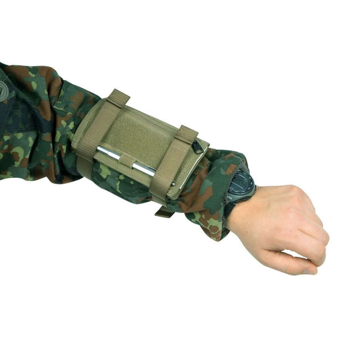 Porte Carte Militaire Avant Bras sur un bras