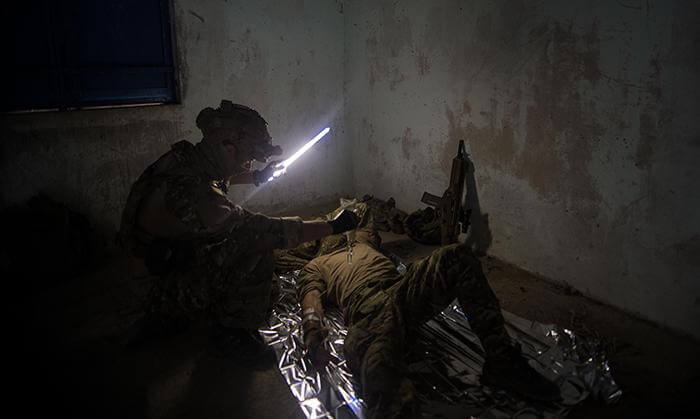 photo explicative des baton lumineux Cyalume Militaire